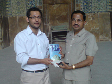 هدیه کتاب "این است اسلام" به پروفسورعبدالسلام رئیس بزرگترین دانشگاه جنوب هند از طرف انجمن شهید ادواردو